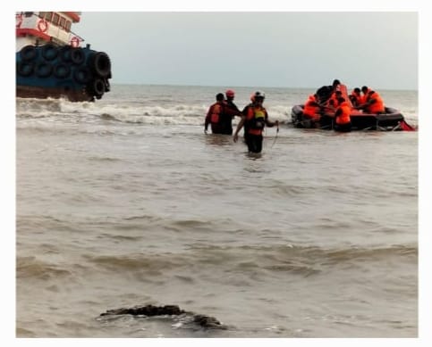 Polisi Bersama Basarnas Berhasil Selamatkan Kru Kapal Tug Boat Capricorn II di Perairan Bangkalan