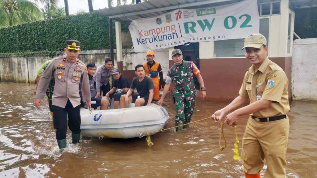 Kapolsek Kebayoran Baru Evakuasi Warga Yang Terdampak Banjir Bersama Tiga Pilar