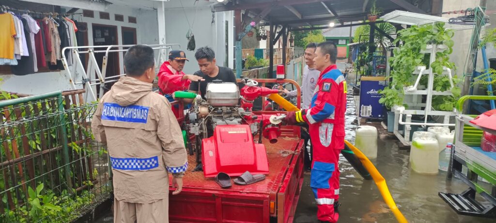 Kolaborasi Polri dan Pemerintah Kelurahan Atasi Banjir di Pulau Untung Jawa