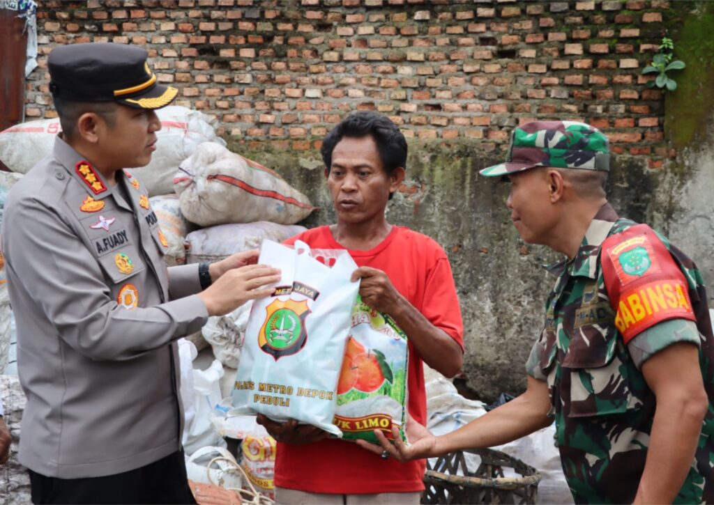 Warga Slum Area Sukmajaya Kota Depok Mendapat Kunjungan Dari Kapolres Metro Depok