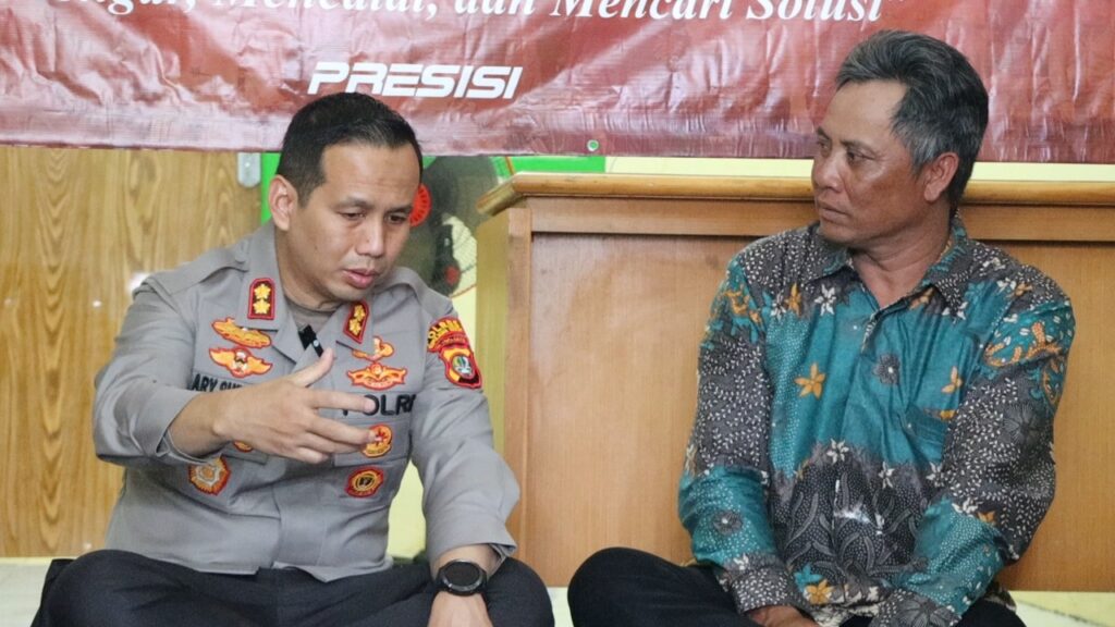 Upaya Pengentasan Masalah di RW 01 Pulau Untung Jawa dengan Jumat Curhat Bareng Kapolres