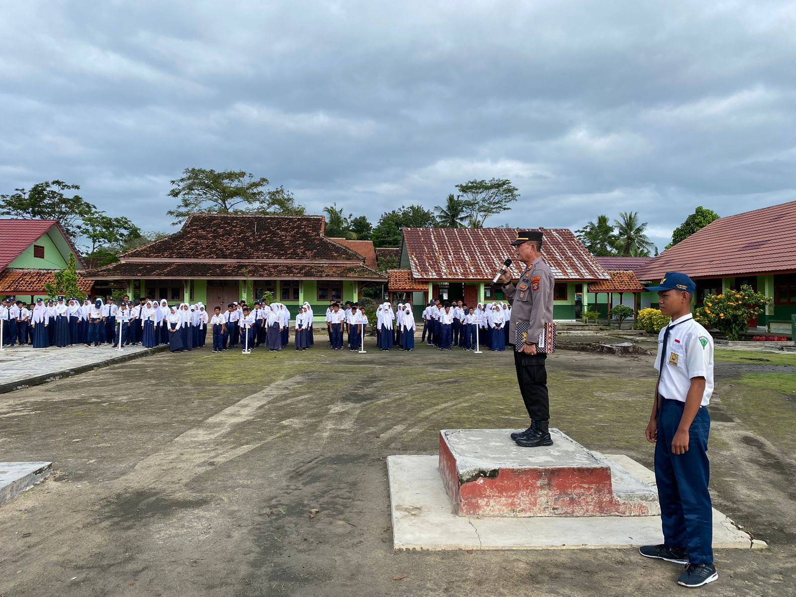 Pimpin Upacara di Sekolah, Kasat Binmas Polres Tulang Bawang Barat Sampaikan Beberapa Hal Ini.