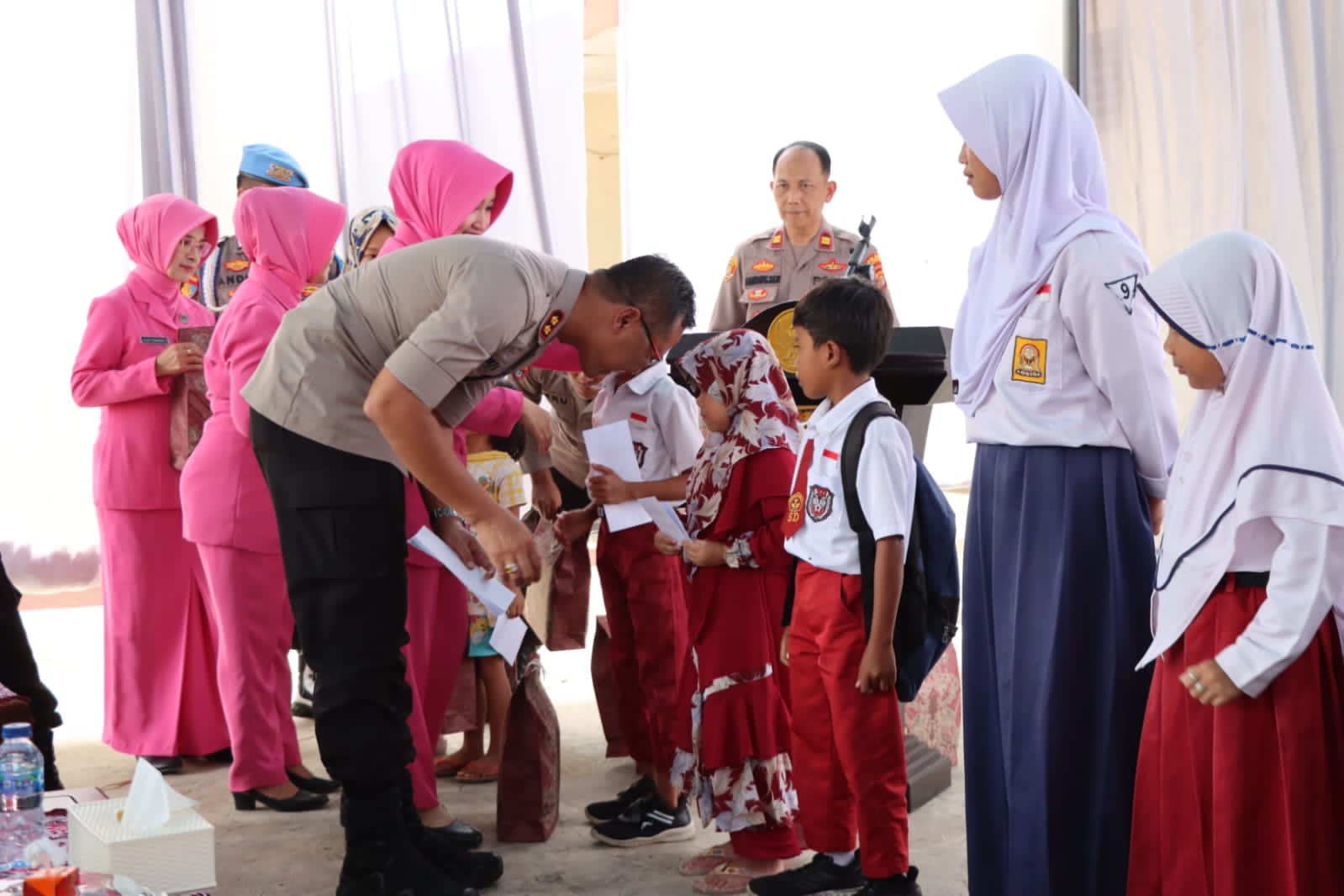 Kunjungi Polsek Talang Padang, Kapolres Tanggamus Nasehati Tahanan, Santuni Yatim Piatu dan Berikan Pesan di Tahun Politik