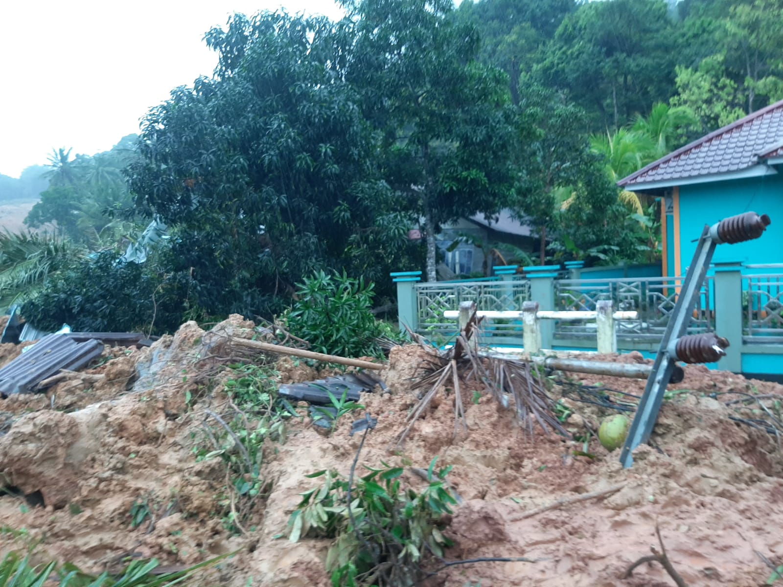Sebelum Longsor di Natuna, Luapan Air Terjadi