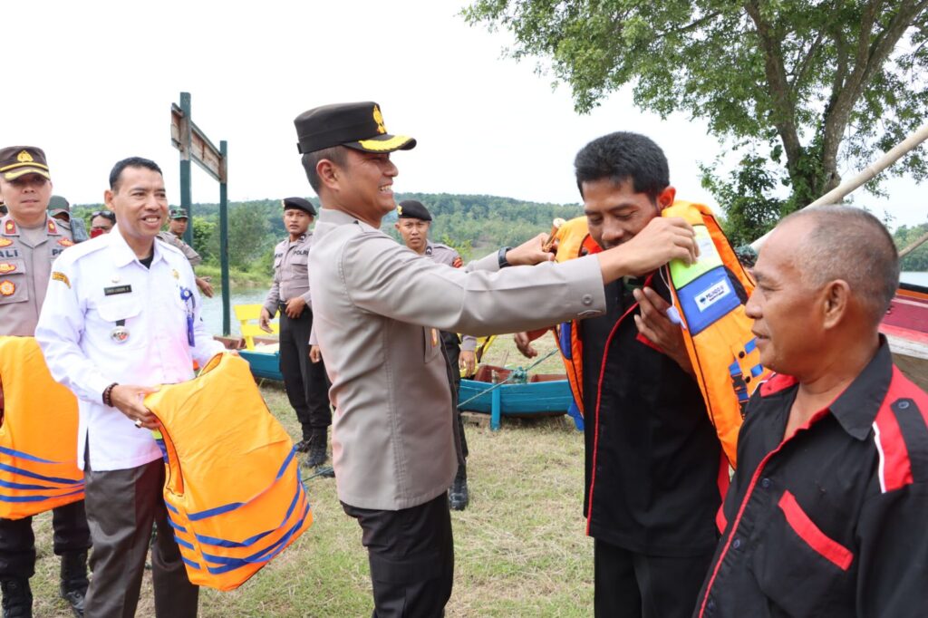 Peduli Keselamatan Wisata Air, Polres Grobogan Gelar Program Ikan Selayar