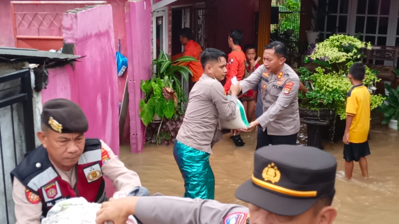 Tanggap Bencana, Kapolres Lampung Utara Pimpin Evakuasi Warga Korban Banjir
