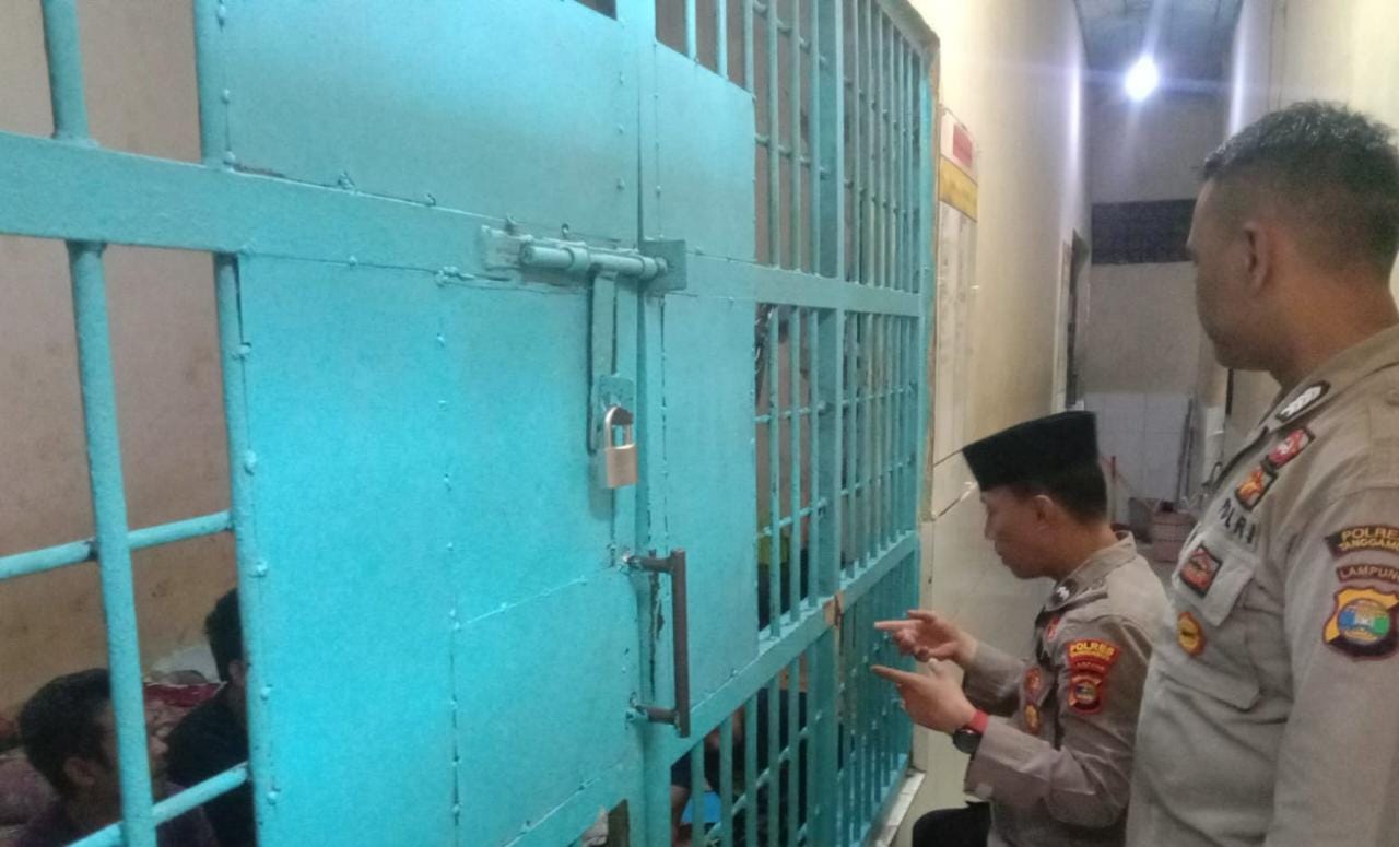 Isi Waktu Luang, Bhabinkamtibmas Pekon Kampung Baru Aipda Endi Susnadi Berikan Pembinaan Rohani Para Tahanan Polres