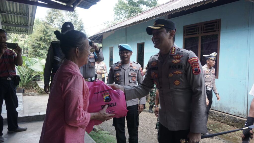 Kapolresta Banyumas Kunjungi Kampung Buddis di Desa Watuagung Tambak, Gelar Baksos dan Tabur Benih Ikan