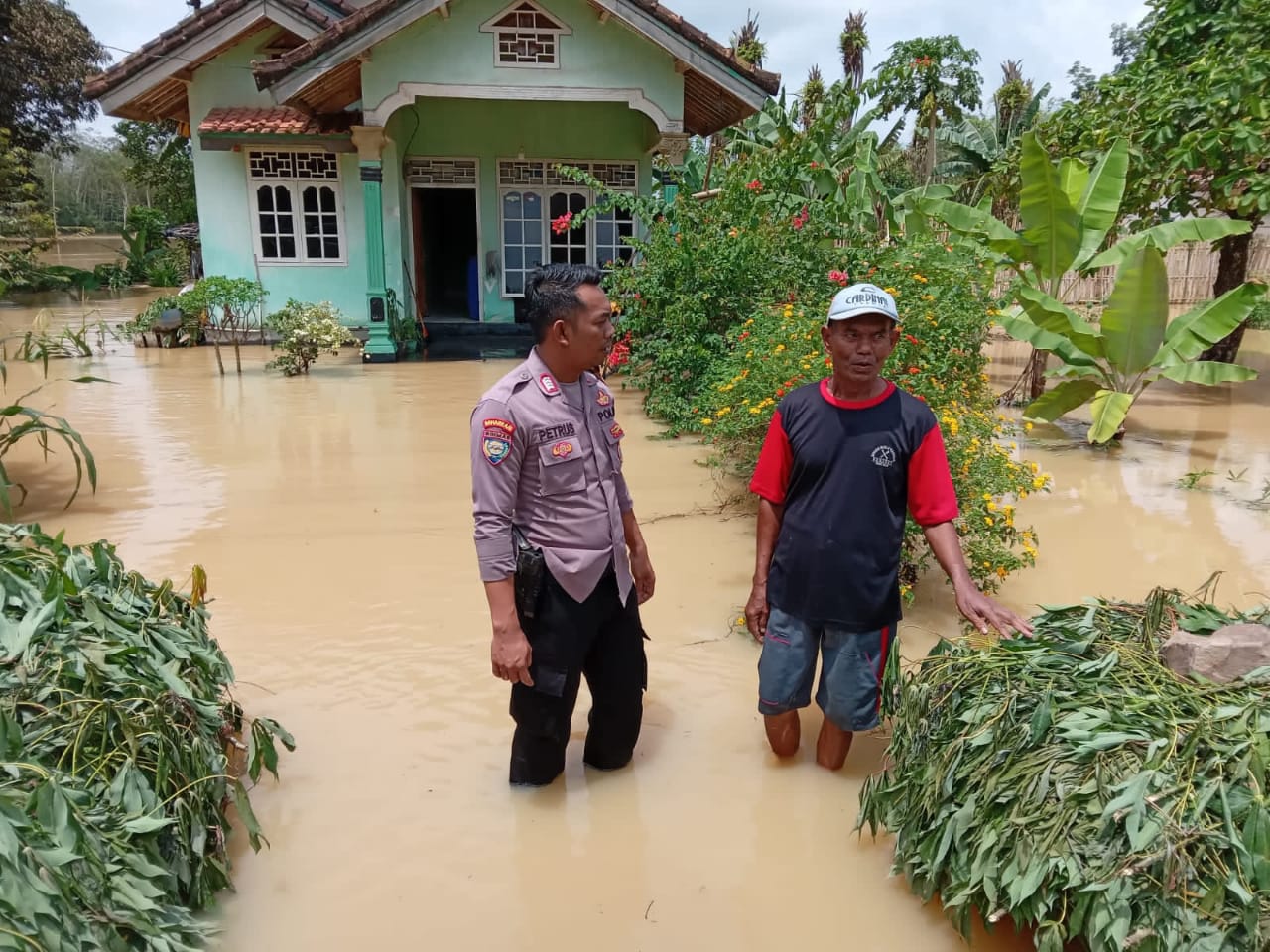 Polsek Gunung Agung Bantu Evakuasi Korban Bencana Banjir.