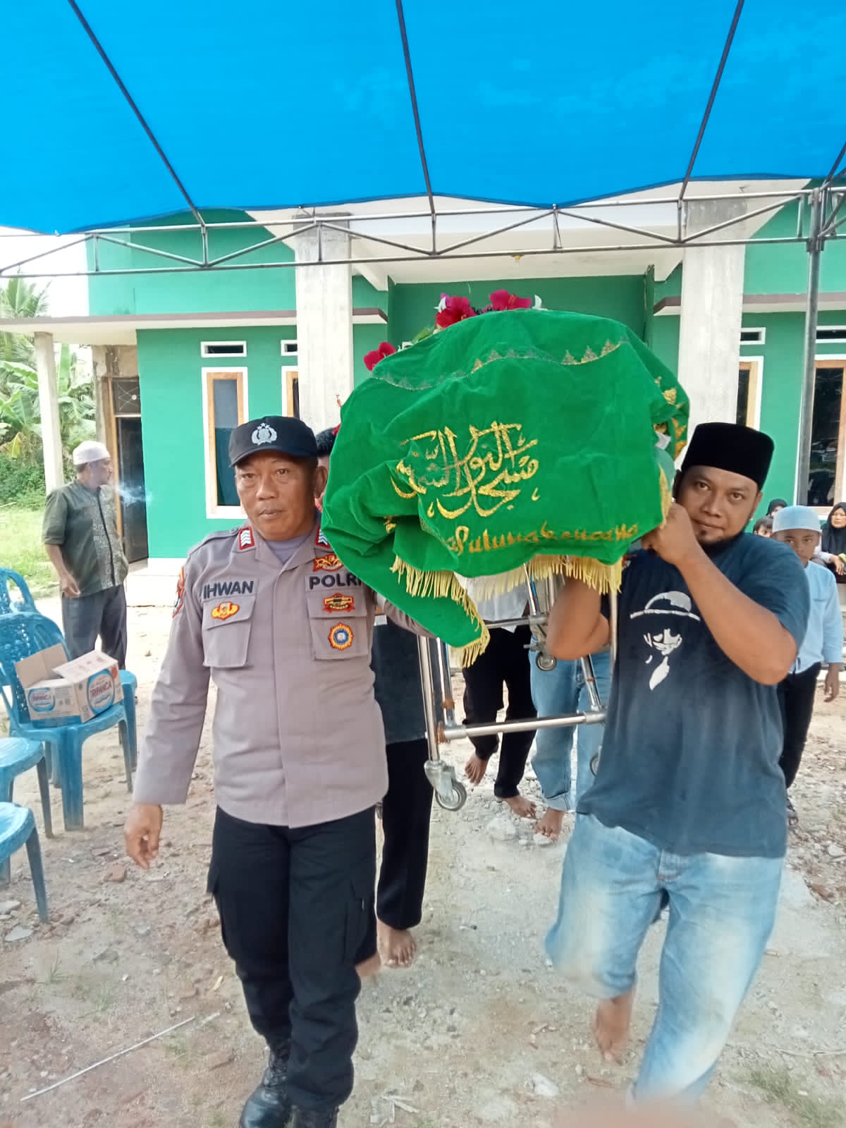 Polisi Penolong dan Peduli Masyarakat, Bhabinkamtibmas Pulung Kencana Gotong Keranda Jenazah.