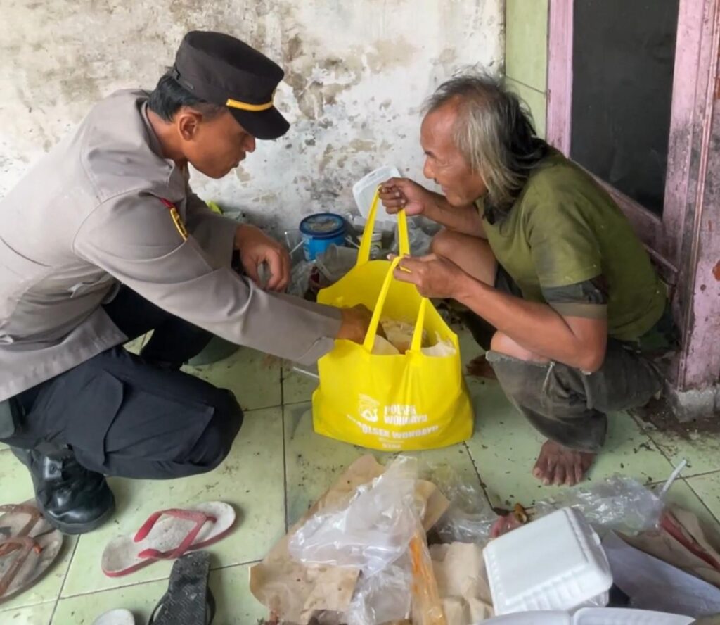 Kapolsek Wonoayu Terharu Ada Lansia Tinggal di Tempat Kurang Layak