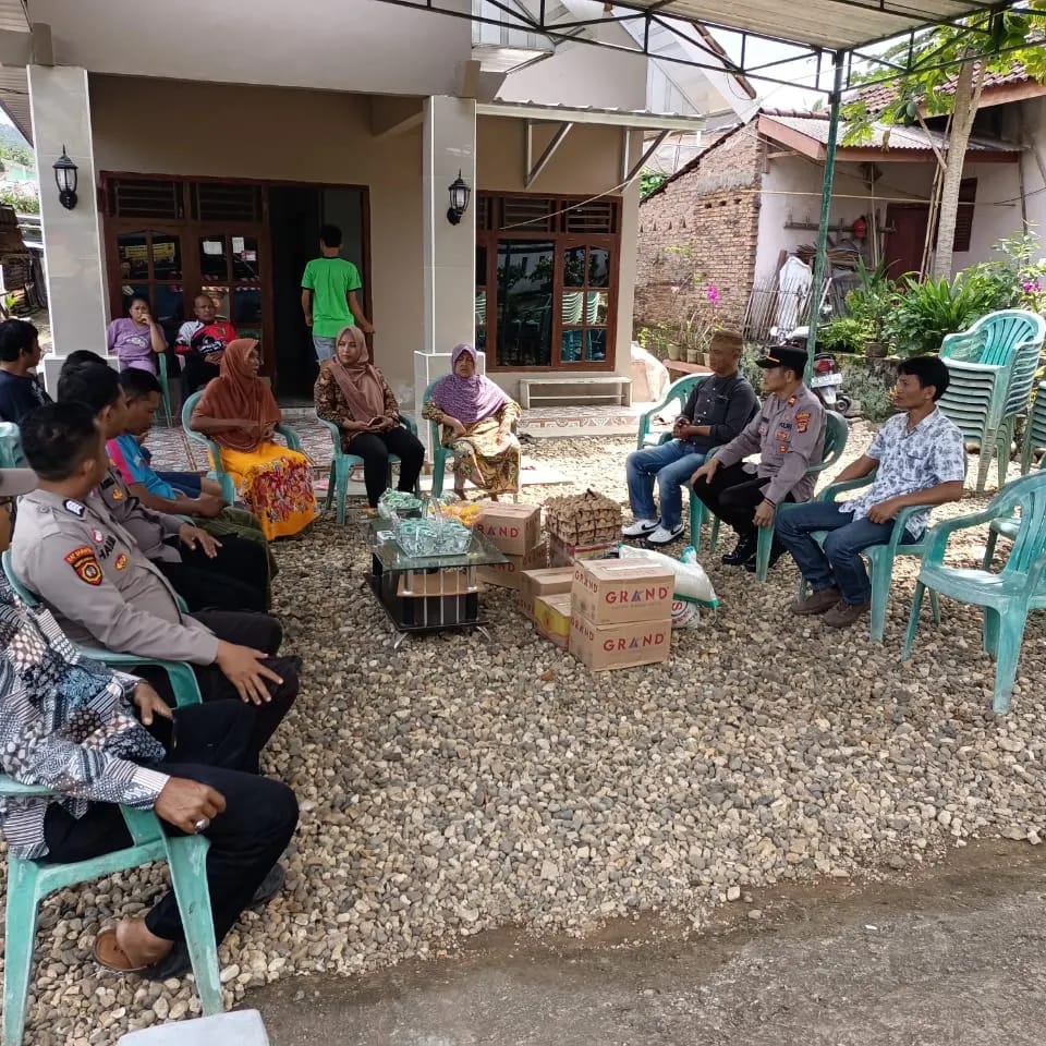 Berikan Bantuan Kepada Keluarga Korban Tenggelam, Kapolsek Padang Cermin: “Wujud Kepedulian Kepada Masyarakat”