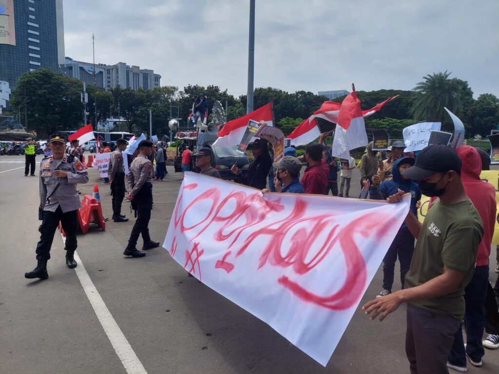 Aksi Unjuk Rasa Oleh Perkumpulan Pemuda Keadilan (PPK) di Silang Monas Barat Daya/ Patung Kuda Indosat Gambir Jakarta Pusat