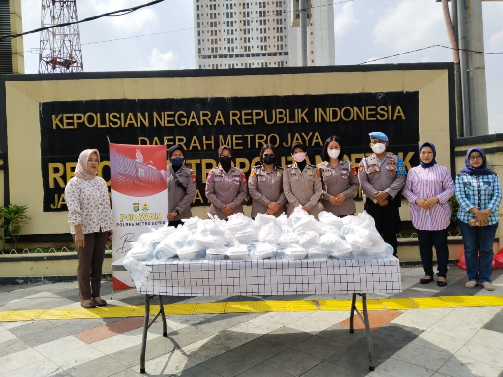 Jumat Berkah, Polres Metro Depok Bagi-bagi Nasi Kotak