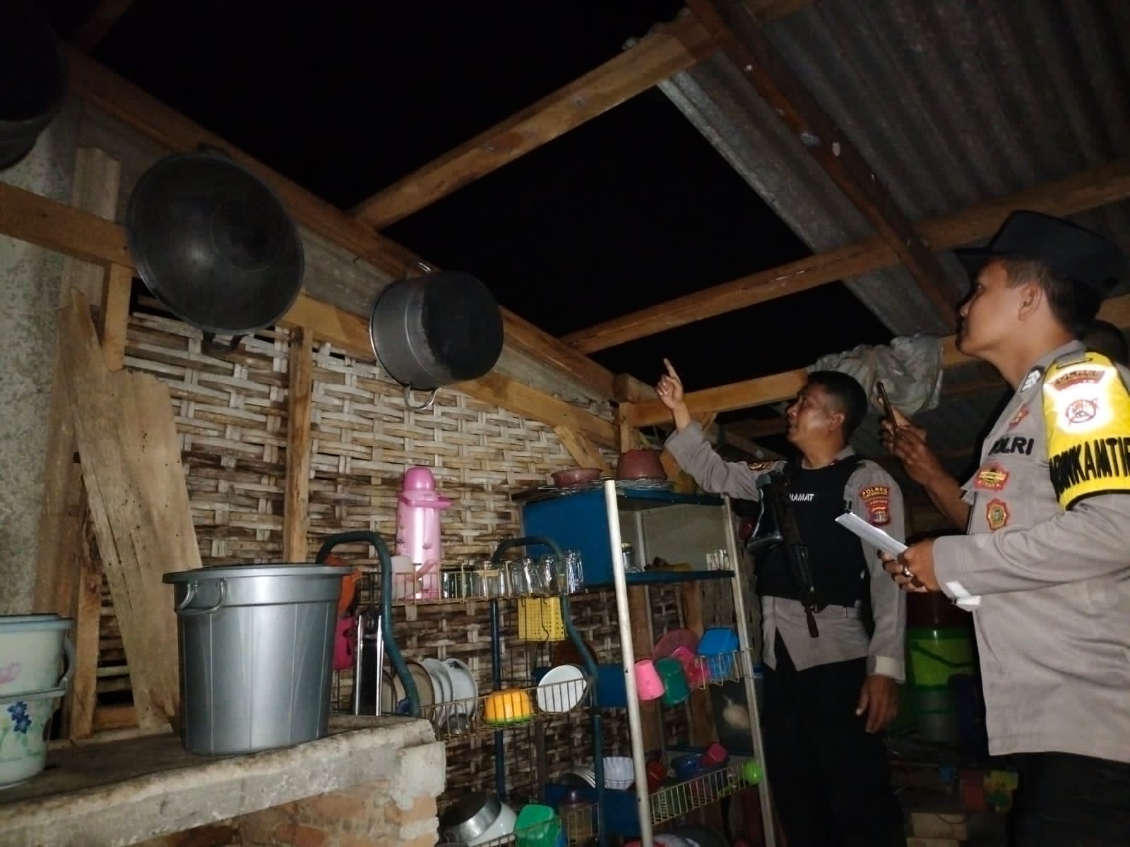 Sigap, Bhabinkamtibmas Polsek Tumijajar Cek Kerusakan Rumah Warga Korban Puting Beliung.