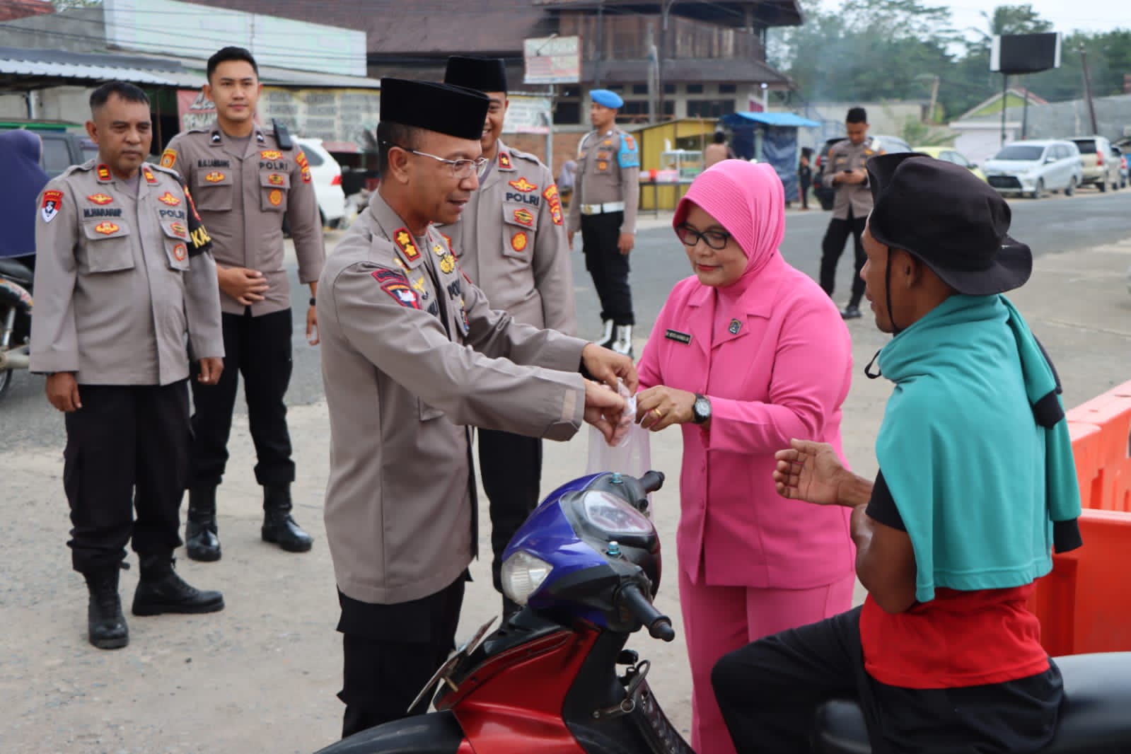 Hari ketiga buka Puasa Kapolres Tulang Bawang Barat bagikan takjil kepada masyarakat.