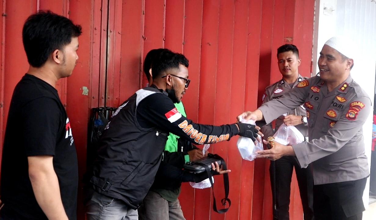Polres Pringsewu Bagikan Makanan Berbuka Puasa Untuk Opang dan Ojol