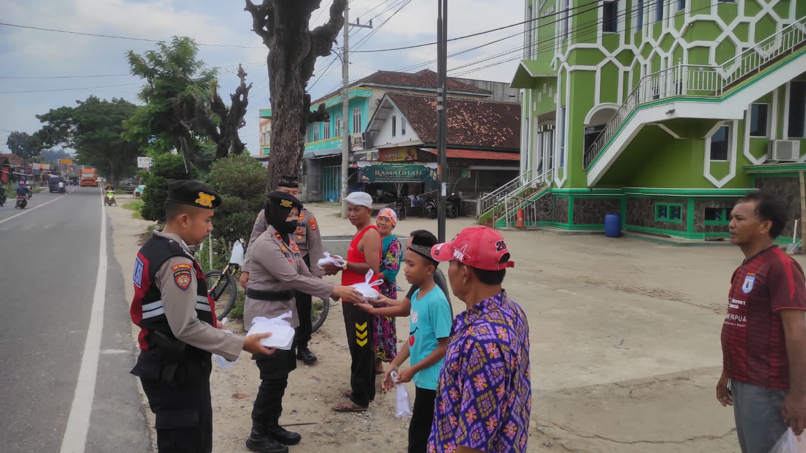 Polres Pringsewu Berbagi Takjil di Pajaresuk, ini Respon Masyarakat