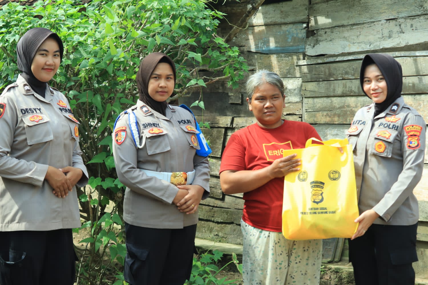Bantuan Kemanusiaan Untuk Negeri, Polres Tulang Bawang Barat kembali Bagikan Sembako Melalui SatBinmas.