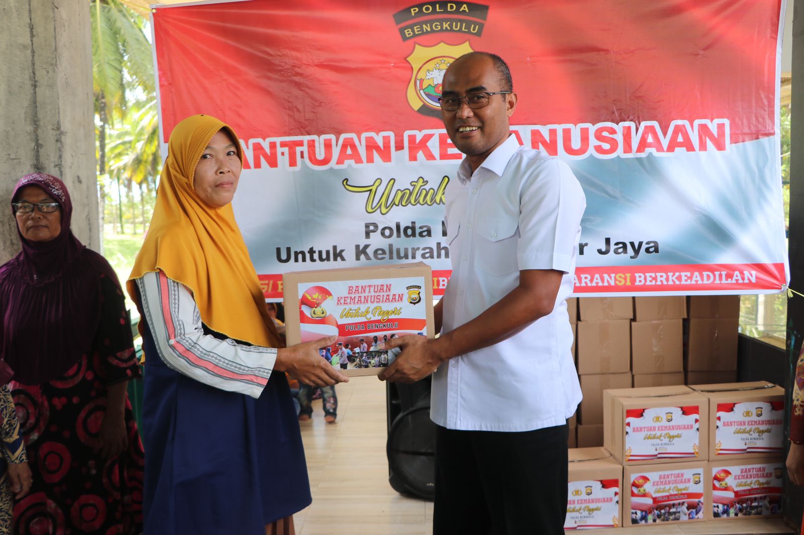 Polri Bagikan Paket Bantuan Kemanusiaan Untuk Negeri di Bengkulu