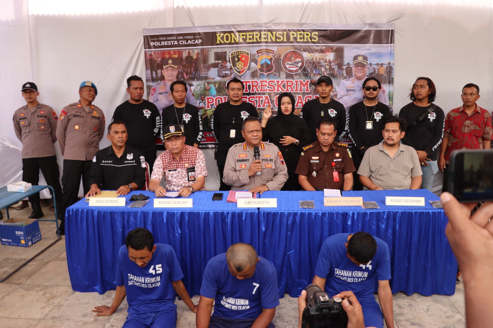 Polresta Cilacap Laksanakan Reka Ulang Kejadian Perampokan Bersenjata Di Warung Agen Bank Cilacap