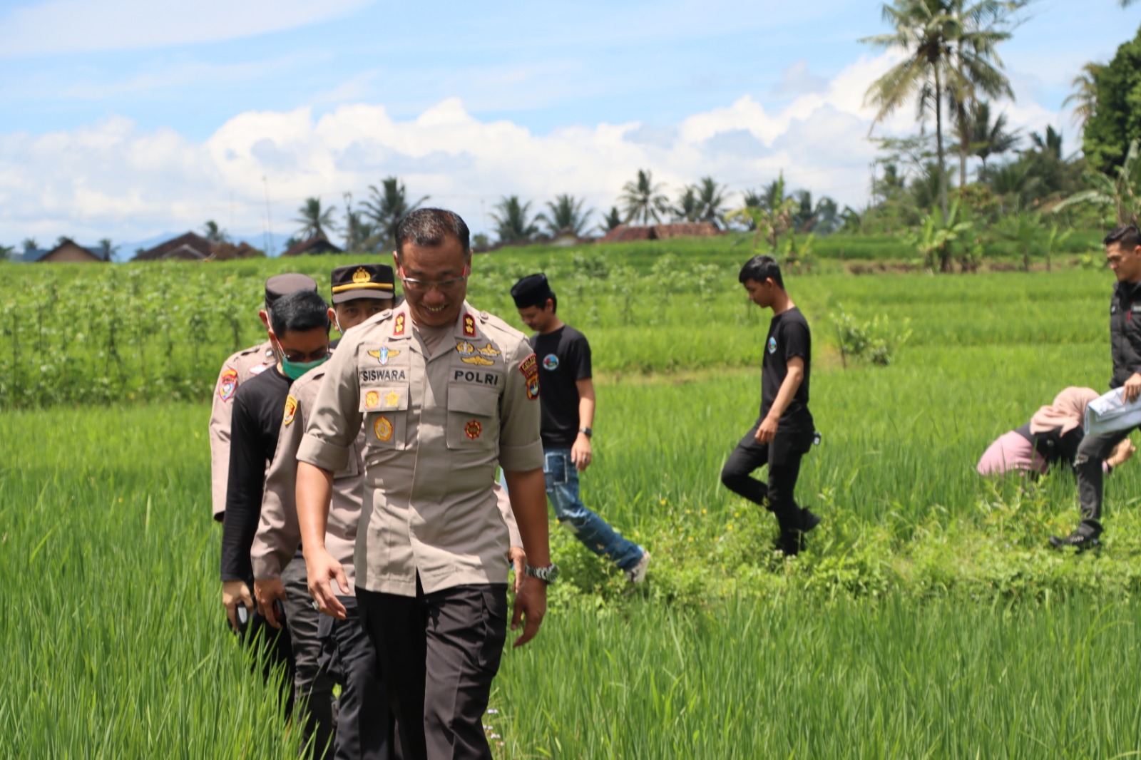 Susuri Pesawahan, Kapolres Tanggamus Pimpin Langsung Penyerahan Bansos di Talang Padang