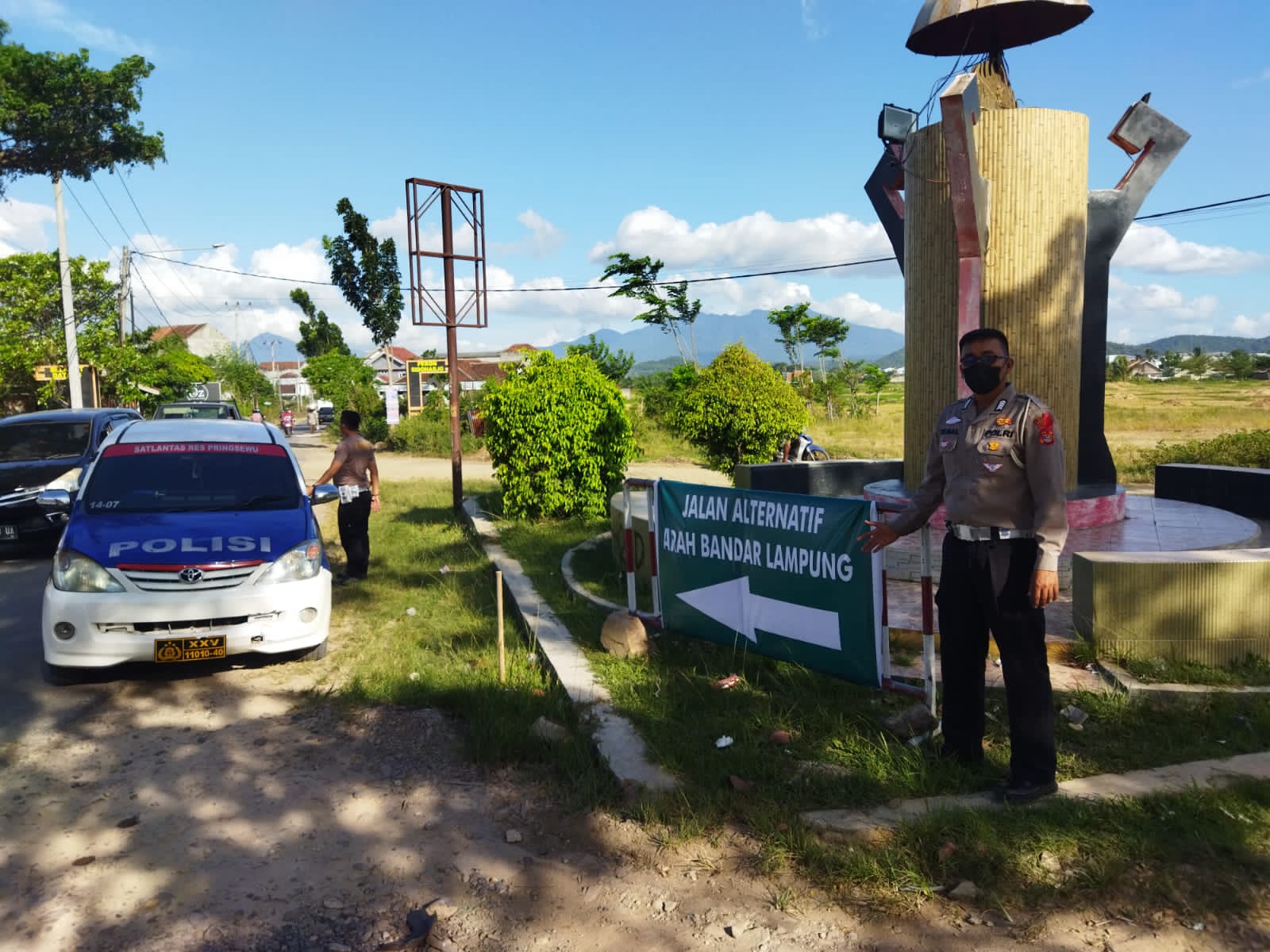 Lancarkan Mudik, Polres Pringsewu Pasang Rambu di Jalur Alternatif