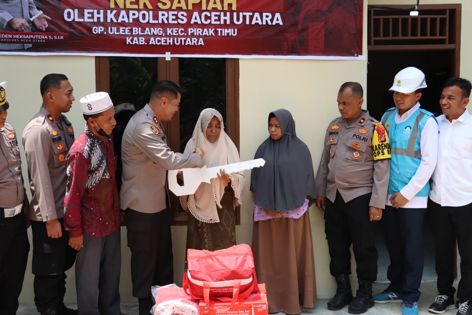 Kapolres Aceh Utara Serahkan Rumah Baru Untuk Nek Sapiah