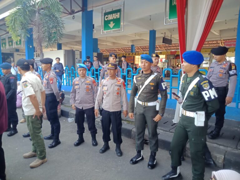 Ratusan Personel di Posyan Terbus Rambutan Beri Pelayanan Pengamanan Mudik di Hari Kedua Lebaran.