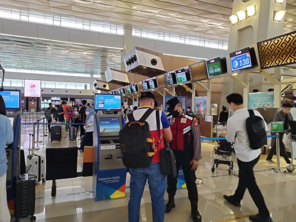 Bantu Mengurai Penumpukan Calon Penumpang, Ini yang Dilakukan Polresta Bandara Soekarno-Hatta