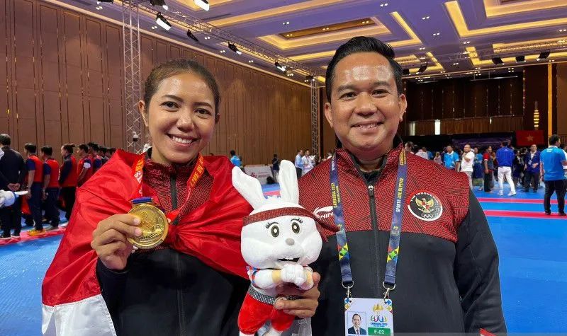 Emas Lagi Buat Indonesia dari Manik Cabor Yin Yan Sword.