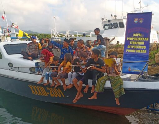 Perpustakaan Terapung Polda Sulbar Menarik Minat Baca Anak-Anak