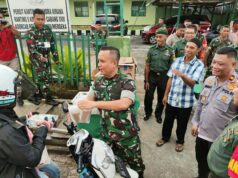 TNI dan Polri di Pineleng Bagi-bagi Takjil di Jalan Manado-Tomohon