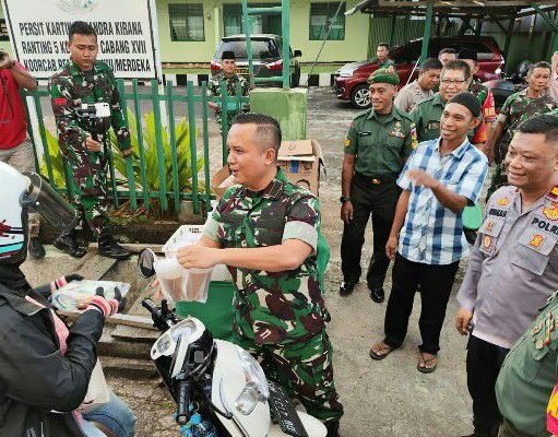TNI dan Polri di Pineleng Bagi-bagi Takjil di Jalan Manado-Tomohon