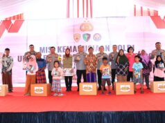 As SDM Polri Serahkan Bantuan untuk Anak-Anak Korban Banjir Jateng