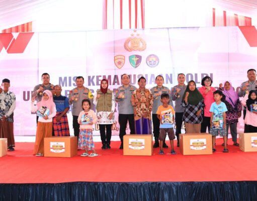 As SDM Polri Serahkan Bantuan untuk Anak-Anak Korban Banjir Jateng