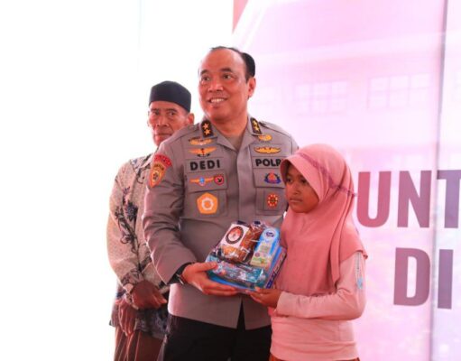 As SDM Kapolri dan Rombongan Hibur Anak-anak Korban Banjir Demak di Posko Trauma Healing