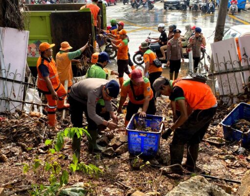Pasca Tanggul Jebol di Pertigaan Hek Kramatjati, Polisi Bersama Tiga Pilar Lakukan Pembersihan