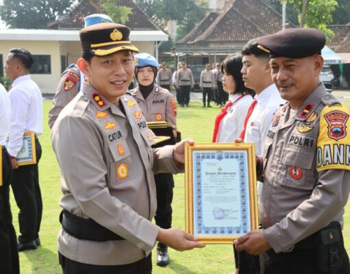 Berhasil Tangkap Pemakai Sabu, 12 Anggota Dalmas Dapat Penghargaan dari Kapolresta Surakarta