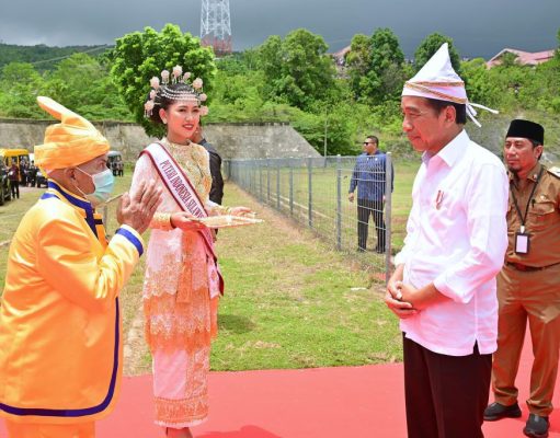 Tiba di Banggai Kepulauan, Presiden Jokowi Disambut Ketua Adat dan Masyarakat