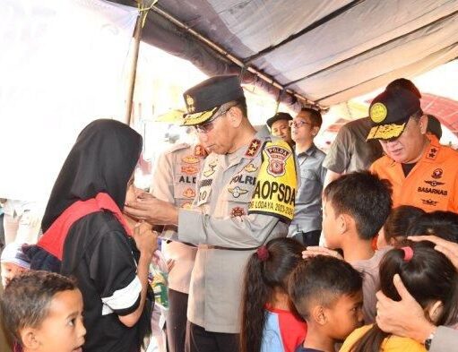 Kapolda Jabar Jenguk Warga Korban Longsor di Cipongkor Bandung Barat