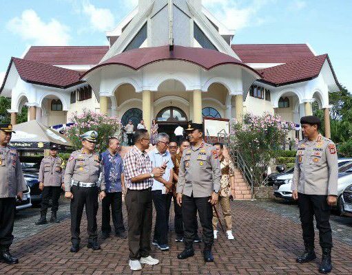 Kunjungi Sejumlah Gereja, Kapolda Pantau Pengamanan Ibadah Paskah di Kota Manado