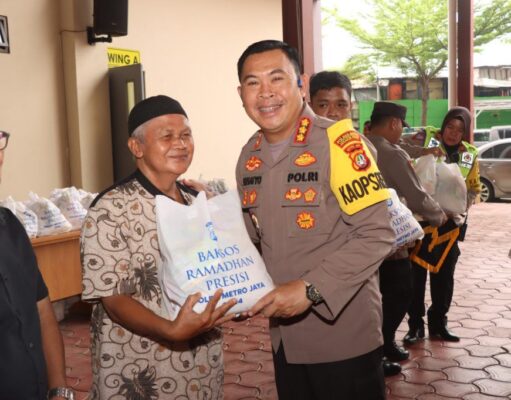 Bakti Sosial Ramadhan, Kapolres Metro Jakarta Pusat Bagikan 500 Paket Sembako