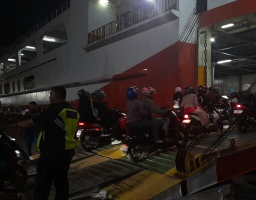 Polda Banten Lakukan Pengawalan Bagi Pemudik Sepeda Motor dari Pelabuhan di arus balik