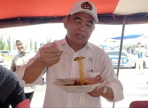 Menteri PMK Puji Masakan Dapur Lapangan Satbrimob Polda Lampung
