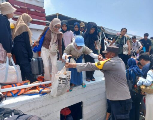 Ops Ketupat Jaya 2024 Polres Kepulauan Seribu Siaga Bantu Wisatawan di Dermaga