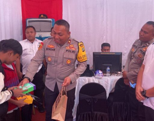 Kapolsek Pademangan Berikan HP Baru ke Dua Orang Anak yang Menjadi Korban Penipuan