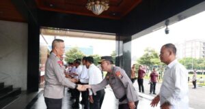 Kapolda Jatim Beri Penghargaan Anggota Berprestasi