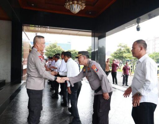 Kapolda Jatim Beri Penghargaan Anggota Berprestasi