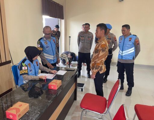 Peserta Seleksi Masuk Polri Mengikuti Pemeriksaan Administrasi Awal di Polresta Surakarta